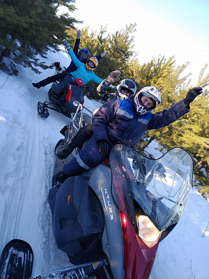 Катание на снегоходах в Ижевске в подарок. Сервис Ultra Подарки
. Подарочный сертификат на катание на снегоходах в Ижевске с друзьями. Закажите прокат снегоходов в подарок для мужчины по привлекательным ценам. Живописные маршруты для езды на снегоходах это отличная возможность активного отдыха. Сервис UltraPodarki.ru 8 800 505 95 30. катание на снегоходах, подарочный сертификат на катание на снегоходе, прокат снегоходов, прокат снегоходов Ижевск, катание на снегоходах Ижевск, езда на снегоходе