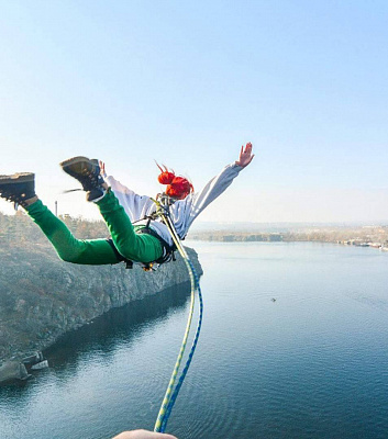 Роупджампинг - прыжки с верёвкой в Ижевске. Подарочные сертификаты Ultra Подарки. Роупджампинг в Ижевске - Экстремальный оригинальный подарок или подарочный сертификат на Роупджампинг - прыжки с верёвкой. Сервис UltraPodarki.ru 8-800-505-95-30. роупджампинг Ижевск, прыжок веревка Ижевск, роупджампинг, прыжок веревка, прыжок с веревкой, Подарок, подарочный сертификат, экстрим, экстремальный подарок