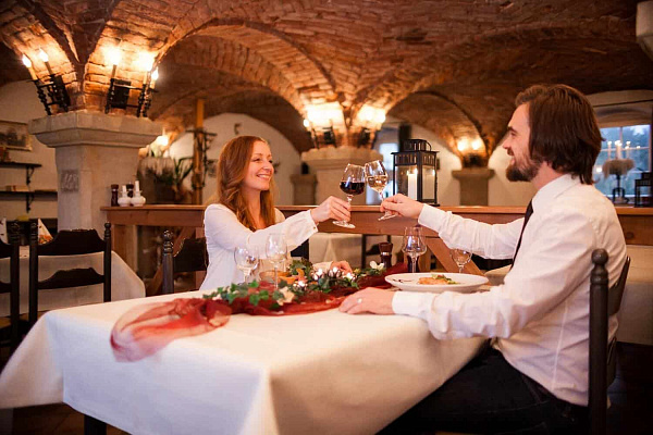 Романтическое свидание в ресторане в Ижевске. Ultra Подарки. Купить романтическое свидание в ресторане в Ижевске. Подарите самым близким незабываемые моменты и признайтесь в искренних чувствах. Сервис UltraPodarki.ru 8-800-505-95-30. Романтическое свидание в ресторане в Ижевске, свидание в Ижевске, свидание в ресторане, сертификат на свидание в ресторане, сертификат на свидание в Ижевске, купить свидание, купить свидание Ижевск, первое свидание, девушка свидание, хороший ресторан, романтический ресторан, романтический вечер, романтический ужин, романтические любимому, романтическая музыка