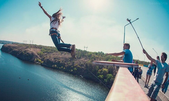 Роупджампинг - прыжки с верёвкой в Ижевске. Подарочные сертификаты Ultra Подарки. Роупджампинг в Ижевске - Экстремальный оригинальный подарок или подарочный сертификат на Роупджампинг - прыжки с верёвкой. Сервис UltraPodarki.ru 8-800-505-95-30. роупджампинг Ижевск, прыжок веревка Ижевск, роупджампинг, прыжок веревка, прыжок с веревкой, Подарок, подарочный сертификат, экстрим, экстремальный подарок