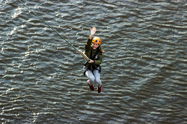 Роупджампинг - прыжки с верёвкой в Ижевске. Подарочные сертификаты Ultra Подарки. Роупджампинг в Ижевске - Экстремальный оригинальный подарок или подарочный сертификат на Роупджампинг - прыжки с верёвкой. Сервис UltraPodarki.ru 8-800-505-95-30. роупджампинг Ижевск, прыжок веревка Ижевск, роупджампинг, прыжок веревка, прыжок с веревкой, Подарок, подарочный сертификат, экстрим, экстремальный подарок