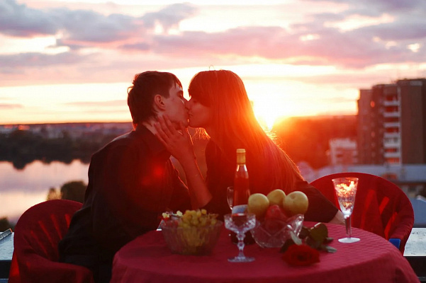 Романтическое свидание на крыше в Ижевске. Ultra Подарки. Купить романтическое свидание на крыше в Ижевске. Подарите самым близким незабываемые моменты и почувствуйте друг друга ещё ближе. Сервис UltraPodarki.ru 8 800 505 95 30. Романтическое свидание на крышев Ижевске, свидание на крышев Ижевске, свидание, сертификат на свидание на крыше, сертификат на свидание в Ижевске, купить свидание на крыше, купить свидание Ижевск