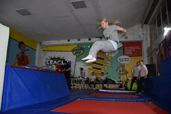  Батутный центр в Ижевске. Сервис Ultra Подарки. Купить подарочный сертификат в батутный центр, попробуйте прыжки на батуте в Ижевске. Сервис UltraPodarki.ru 8 (800) 555 95-30.. Батутный центр , батутный центр, батутный центр цены, батутный центр в Ижевске,  батутный парк, батут прыгать, прыжки +на батуте, батут Ижевск, батут спорт