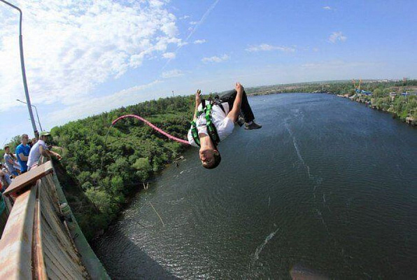 Роупджампинг - прыжки с верёвкой в Ижевске. Подарочные сертификаты Ultra Подарки. Роупджампинг в Ижевске - Экстремальный оригинальный подарок или подарочный сертификат на Роупджампинг - прыжки с верёвкой. Сервис UltraPodarki.ru 8-800-505-95-30. роупджампинг Ижевск, прыжок веревка Ижевск, роупджампинг, прыжок веревка, прыжок с веревкой, Подарок, подарочный сертификат, экстрим, экстремальный подарок
