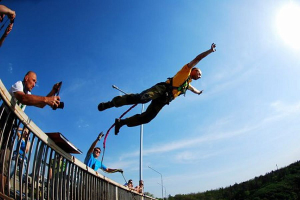 Роупджампинг - прыжки с верёвкой в Ижевске. Подарочные сертификаты Ultra Подарки. Роупджампинг в Ижевске - Экстремальный оригинальный подарок или подарочный сертификат на Роупджампинг - прыжки с верёвкой. Сервис UltraPodarki.ru 8-800-505-95-30. роупджампинг Ижевск, прыжок веревка Ижевск, роупджампинг, прыжок веревка, прыжок с веревкой, Подарок, подарочный сертификат, экстрим, экстремальный подарок