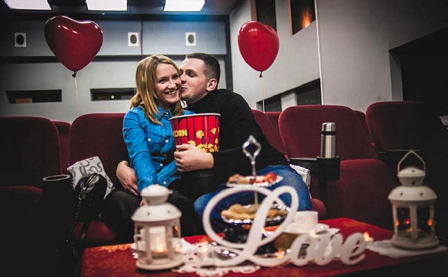 Романтическое свидание в кинотеатре в Ижевске. Ultra Подарки. Купить романтическое свидание в кинотеатре в Ижевске. Подарите самым близким незабываемые моменты и признайтесь в искренних чувствах. Сервис UltraPodarki.ru 8-800-505-95-30. Романтическое свидание в кинотеатре в Ижевске, свидание в Ижевске, свидание в кинотеатре, сертификат на свидание в кинотеатре, сертификат на свидание в Ижевске, купить свидание, купить свидание Ижевск, первое свидание, девушка свидание, хороший кинотеатре, романтический кинотеатре, романтический вечер, романтический ужин, романтические любимому, романтическая музыка