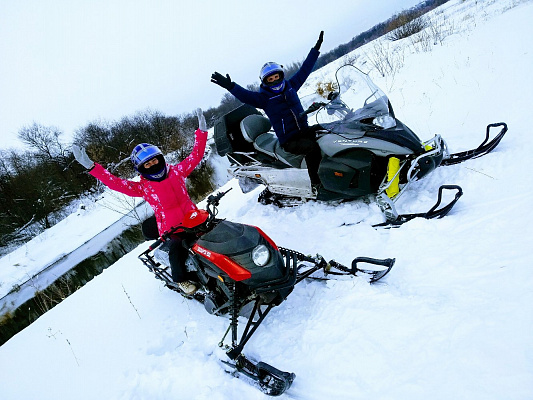 Катание на снегоходах в Ижевске в подарок. Сервис Ultra Подарки
. Подарочный сертификат на катание на снегоходах в Ижевске с друзьями. Закажите прокат снегоходов в подарок для мужчины по привлекательным ценам. Живописные маршруты для езды на снегоходах это отличная возможность активного отдыха. Сервис UltraPodarki.ru 8 800 505 95 30. катание на снегоходах, подарочный сертификат на катание на снегоходе, прокат снегоходов, прокат снегоходов Ижевск, катание на снегоходах Ижевск, езда на снегоходе