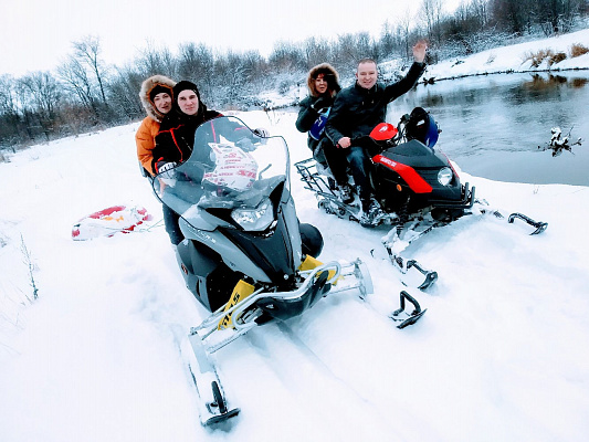 Катание на снегоходах в Ижевске в подарок. Сервис Ultra Подарки
. Подарочный сертификат на катание на снегоходах в Ижевске с друзьями. Закажите прокат снегоходов в подарок для мужчины по привлекательным ценам. Живописные маршруты для езды на снегоходах это отличная возможность активного отдыха. Сервис UltraPodarki.ru 8 800 505 95 30. катание на снегоходах, подарочный сертификат на катание на снегоходе, прокат снегоходов, прокат снегоходов Ижевск, катание на снегоходах Ижевск, езда на снегоходе