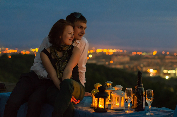 Романтическое свидание на крыше в Ижевске. Ultra Подарки. Купить романтическое свидание на крыше в Ижевске. Подарите самым близким незабываемые моменты и почувствуйте друг друга ещё ближе. Сервис UltraPodarki.ru 8 800 505 95 30. Романтическое свидание на крышев Ижевске, свидание на крышев Ижевске, свидание, сертификат на свидание на крыше, сертификат на свидание в Ижевске, купить свидание на крыше, купить свидание Ижевск