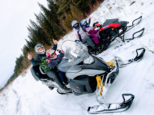 Катание на снегоходах в Ижевске в подарок. Сервис Ultra Подарки
. Подарочный сертификат на катание на снегоходах в Ижевске с друзьями. Закажите прокат снегоходов в подарок для мужчины по привлекательным ценам. Живописные маршруты для езды на снегоходах это отличная возможность активного отдыха. Сервис UltraPodarki.ru 8 800 505 95 30. катание на снегоходах, подарочный сертификат на катание на снегоходе, прокат снегоходов, прокат снегоходов Ижевск, катание на снегоходах Ижевск, езда на снегоходе