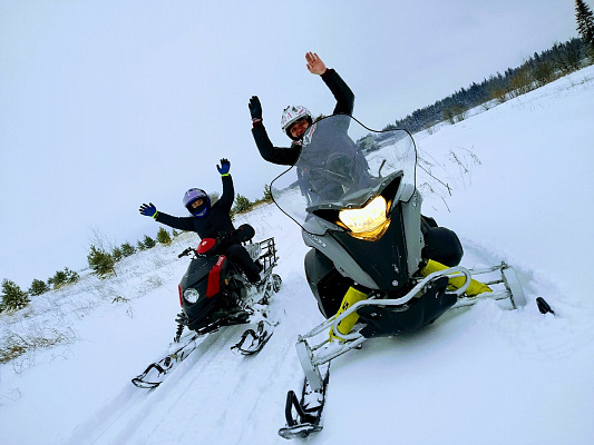Катание на снегоходах в Ижевске в подарок. Сервис Ultra Подарки
. Подарочный сертификат на катание на снегоходах в Ижевске с друзьями. Закажите прокат снегоходов в подарок для мужчины по привлекательным ценам. Живописные маршруты для езды на снегоходах это отличная возможность активного отдыха. Сервис UltraPodarki.ru 8 800 505 95 30. катание на снегоходах, подарочный сертификат на катание на снегоходе, прокат снегоходов, прокат снегоходов Ижевск, катание на снегоходах Ижевск, езда на снегоходе